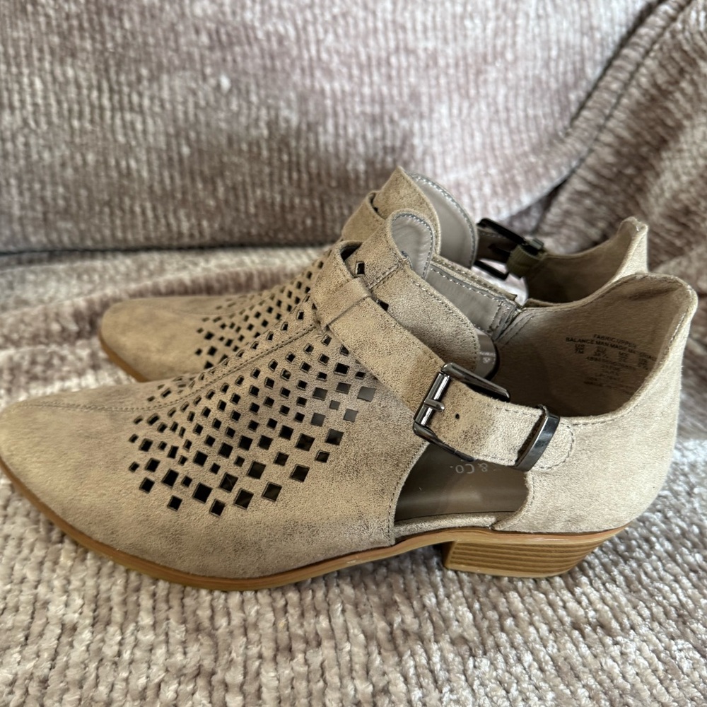 Roebuck Co Tara Vegan Suede Ankle Cut Out Ankle Booties Boho Western Size 7  C